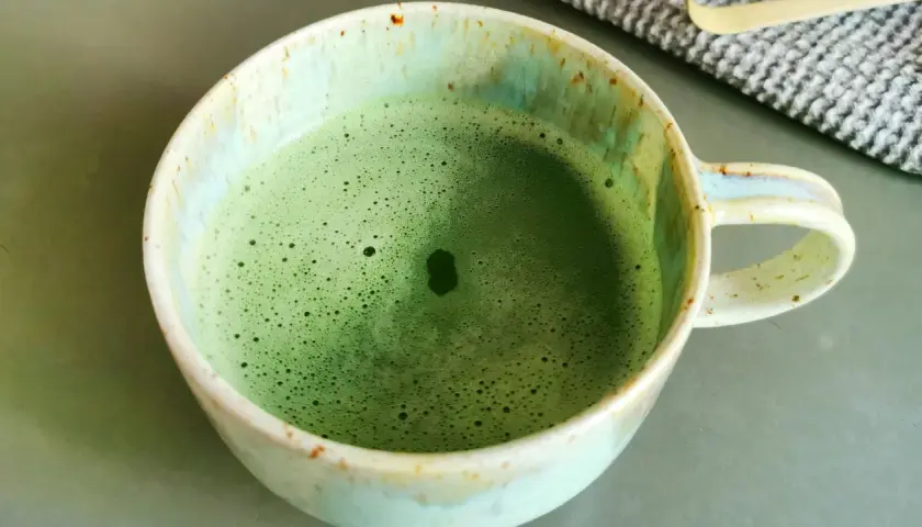 Eine Tasse cremiger Usucha Matcha mit feinem Schaum.
