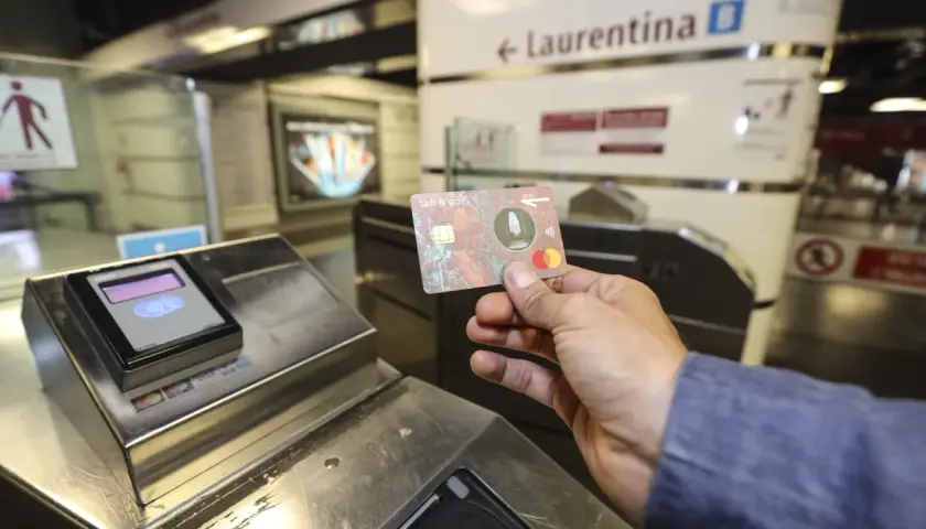 Carta contactless "Tap & Go" ATAC usata per accedere alla metro Laurentina di Roma.