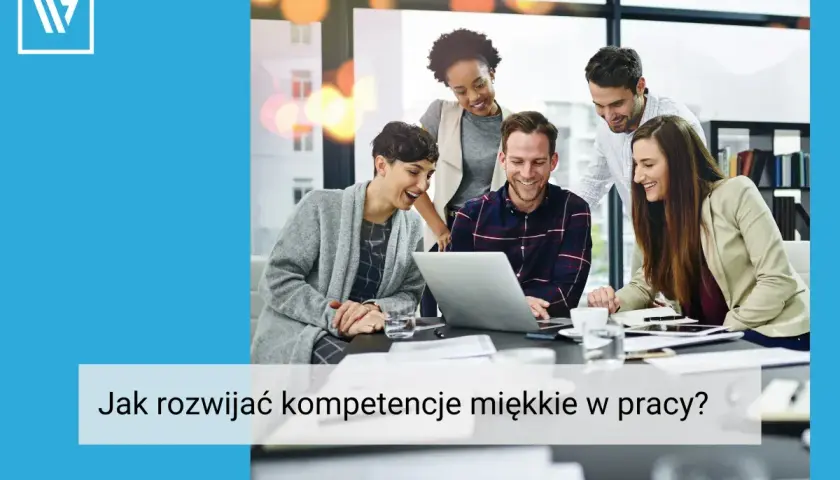 Zespół współpracuje przy laptopie, śmiejąc się i dyskutując. Rozwijanie umiejętności miękkich w pracy jest kluczowe dla sukcesu.