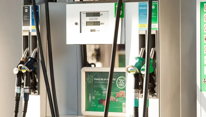 Dwa dystrybutory paliwa: jeden z napisem "diesel", drugi z "bezołowiowa 98". Wybór między diesel czy benzyna.