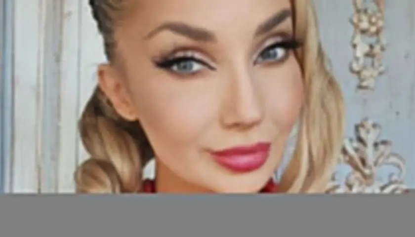 Piękna kobieta, jak ma na imię Cleo, z blond warkoczami i czerwoną koralami.