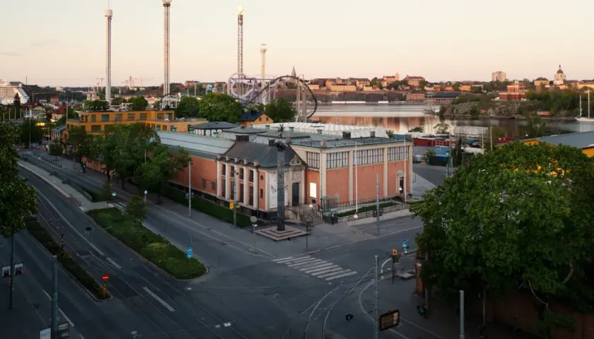 Liljevalchs konsthall i Stockholm, med nöjesparken Gröna Lund i bakgrunden.