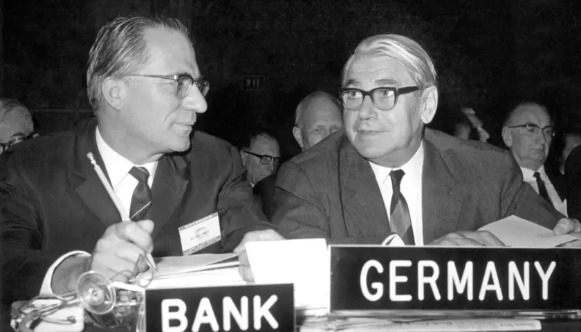 Karl Blessing, Präsident der Deutschen Bundesbank, im Gespräch bei einer Bankenkonferenz.