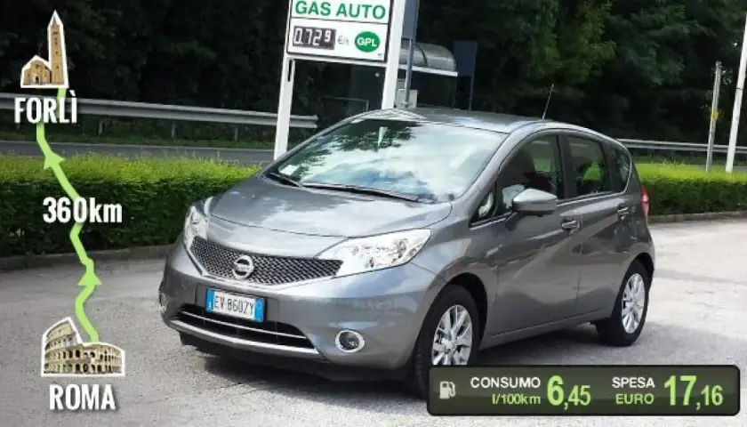 Nissan Note GPL grigio in sosta a una stazione di servizio, con indicazione del percorso da Forlì a Roma (360 km).