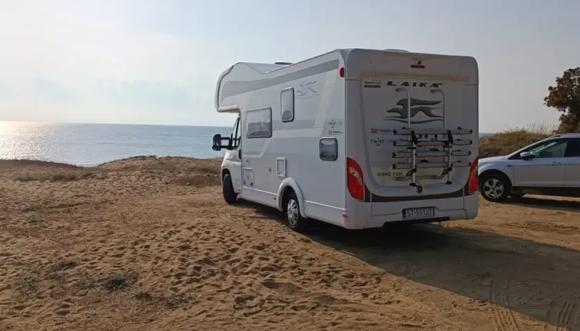 Kamper i samochód na piaszczystej plaży nad morzem. Niezwykłe widoki i ciekawe miejsca czekają na odkrycie. Bułgaria ciekawostki.
