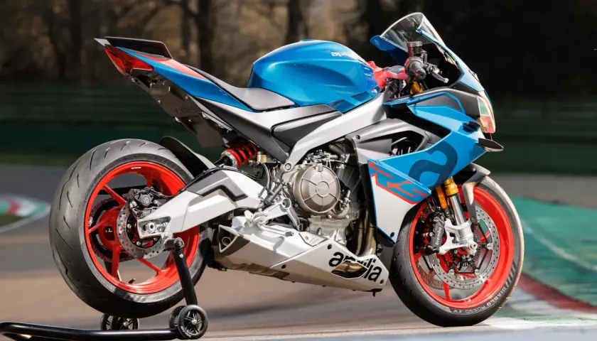 Aprilia RS 660 35kw, una moto deportiva azul y blanca con detalles rojos, lista para la pista.