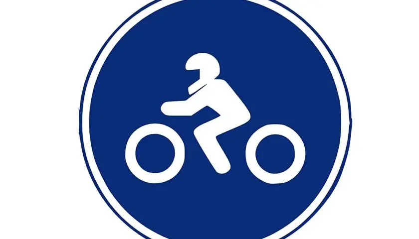 Señal azul con silueta blanca de un motorista. Indica una vía obligatoria para motos.