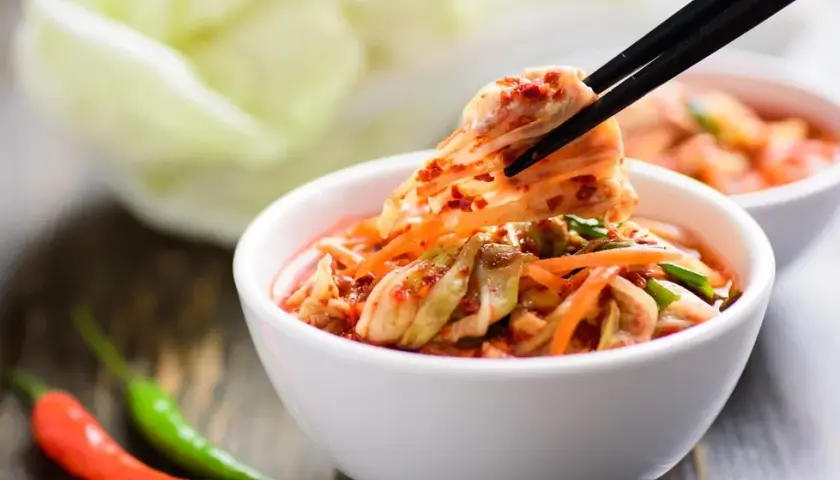 Ile kalorii ma kimchi? Odkryj jego moc w odchudzaniu!