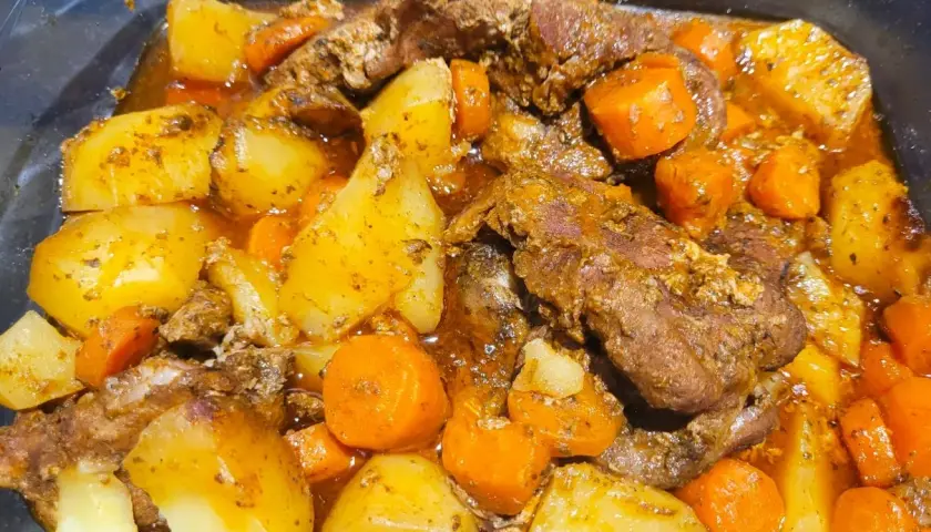 Aromatyczna wieprzowina pieczona w rękawie z warzywami na obiad