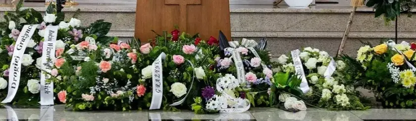 Jaki kolor kwiatów na pogrzeb? Odkryj symbolikę i wybór kwiatów