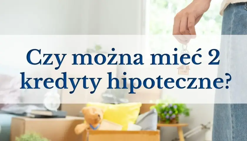 Czy można mieć dwa kredyty hipoteczne? Dłoń trzyma klucze z zawieszką "Home" na tle kartonów i poduszek, sugerując przeprowadzkę lub nowe inwestycje.