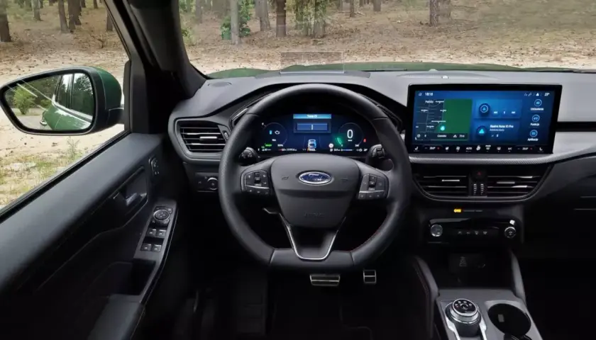 Wnętrze Ford Kuga. Na desce rozdzielczej widać kontrolki sugerujące usterkę silnika i brak mocy.
