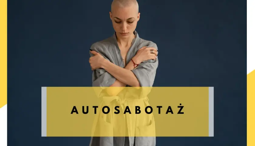 Kobieta z ogoloną głową obejmuje się ramionami, symbolizując autosabotaż.
