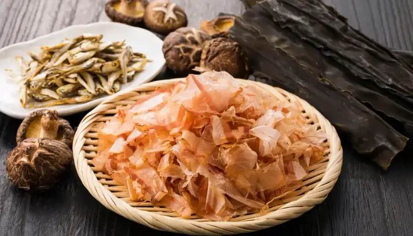 Suszone ryby, grzyby shiitake i wodorosty kombu – składniki budujące smak umami.