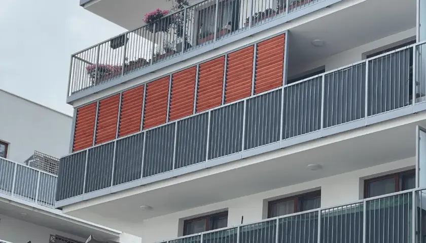 Czy można dobudować balkon w bloku? Poznaj kluczowe przepisy i koszty