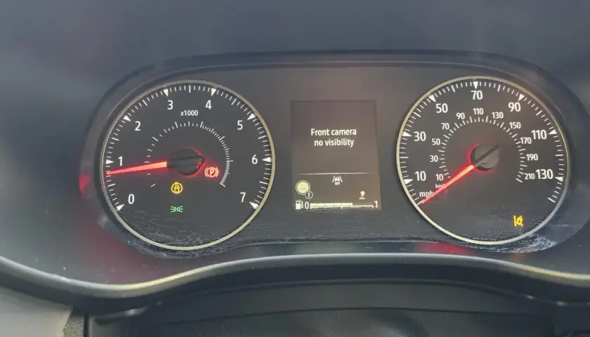 Dacia Sandero: kontrolki informują o braku widoczności kamery przedniej. Widoczne kontrolki hamulca ręcznego, ABS i ciśnienia w oponach.
