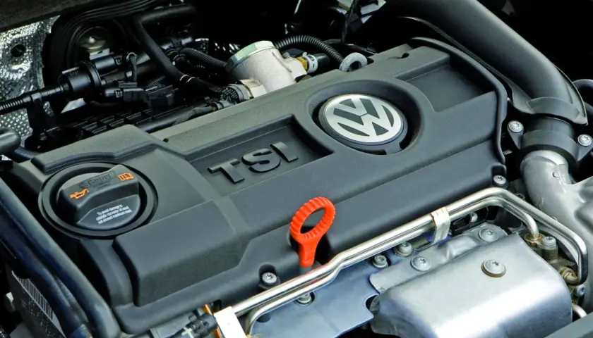 Motor Volkswagen 1.4 TSI. El tapón de aceite Castrol indica posibles problemas.