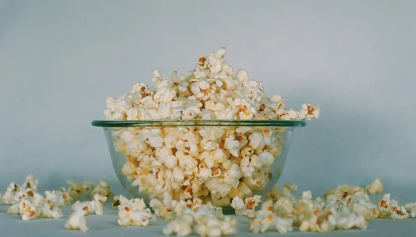 Miska pełna popcornu, idealna na wieczór filmowy. Zastanawiasz się nad popcorn kcal?