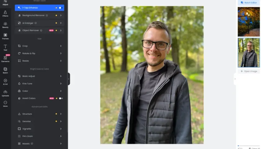 Program do obróbki zdjęć na komputer Fotor pozwala na łatwe ulepszanie portretów, jak ten mężczyzny w okularach na tle jesiennego parku.