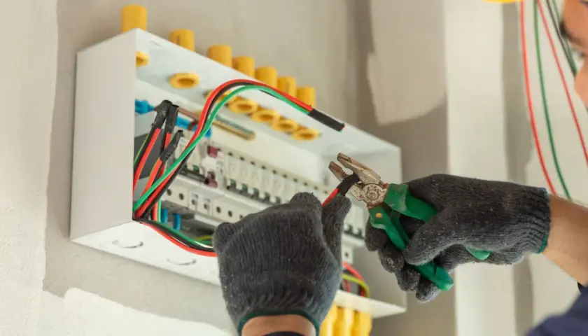 Ile zarabia elektryk w USA? Zaskakujące różnice w wynagrodzeniach