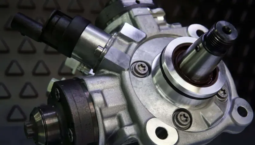 Metalowy regulator ciśnienia paliwa 2.0 TDI CR z widocznymi śrubami i elementami przyłączeniowymi.