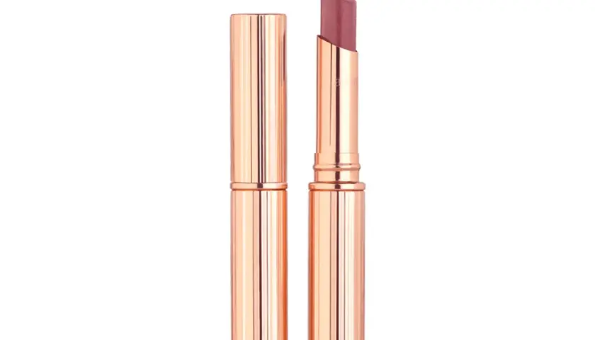 Rossetto color carne in elegante astuccio dorato. Un tono universale che valorizza ogni carnagione, per un look naturale e sofisticato.