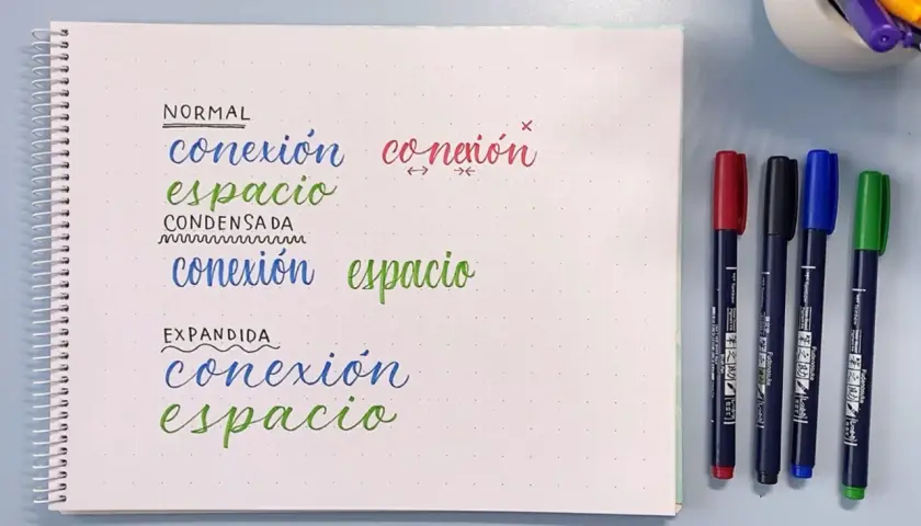 Ejemplos de nombres decorados en un cuaderno, mostrando diferentes estilos de escritura y espaciado. Se aprecian palabras como "conexión" y "espacio" en varios formatos.