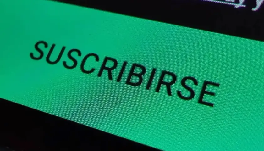 Zielony przycisk "SUSCRIBIRSE" na ekranie, zachęcający do subskrypcji aplikacji do oglądania filmów.