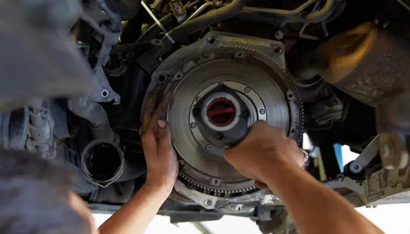 Mechanik wymienia dwumasę w samochodzie. Dowiedz się, ile kosztuje wymiana dwumasy i jakie są objawy jej zużycia.
