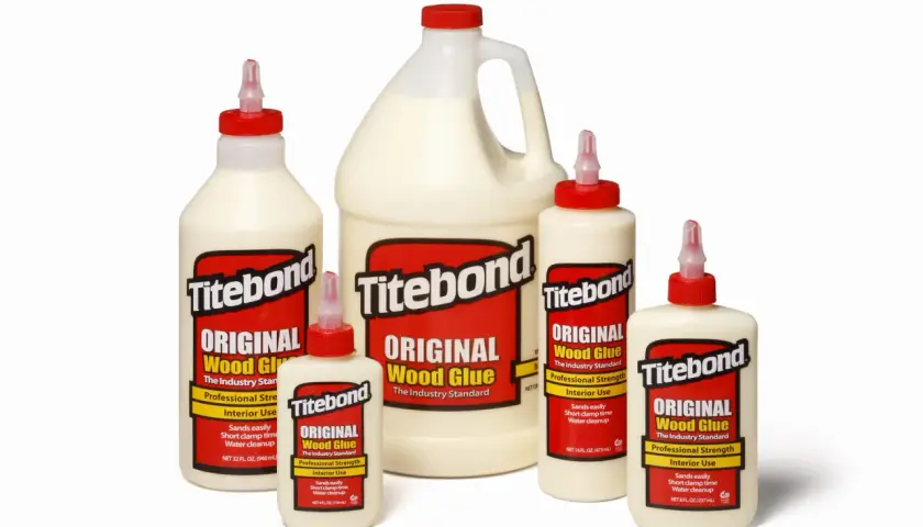 Różne rodzaje klejów Titebond Original Wood Glue, od małych butelek po duży kanister, gotowe do pracy.