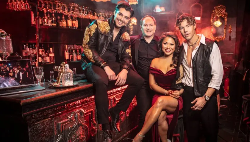 Anton Ewald och vänner i en stämningsfull bar, kanske en hyllning till Moulin Rouge.