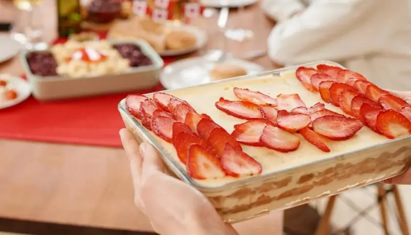 Orzeźwiające tiramisu truskawkowe bez jajek na upalne dni sezonu