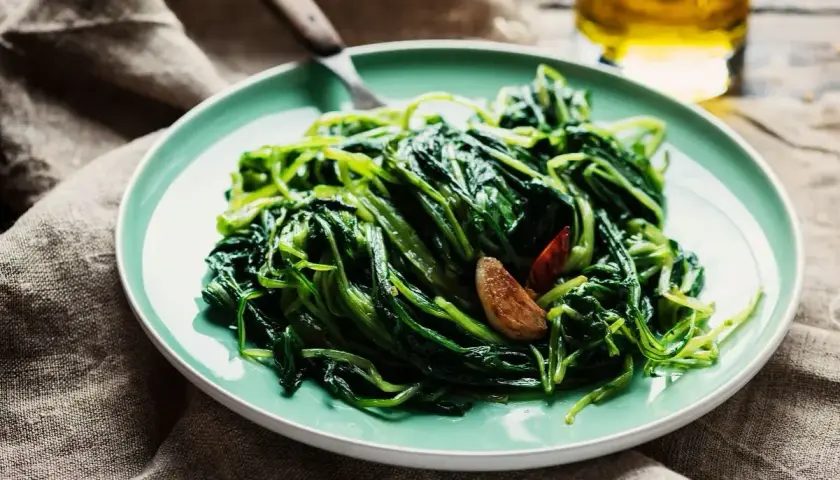 Piatto di cicoria ripassata con aglio e peperoncino, un contorno saporito e salutare.