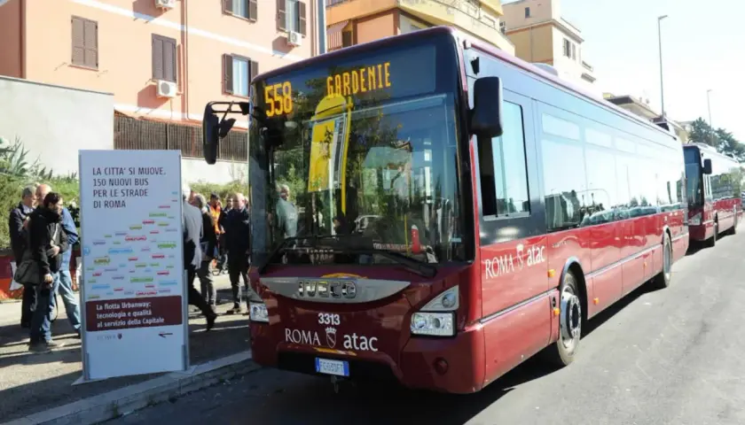 Bus rouges de Rome, ligne 558 "Gardenie", annonçant 150 nouveaux bus pour le transport public de la ville.