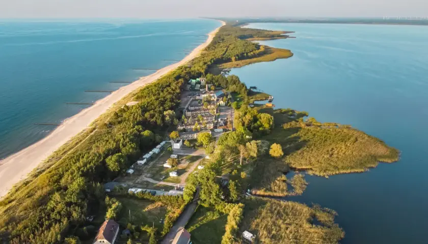 Gdzie leżą Dąbki nad morzem? Odkryj ich bliskość do atrakcji