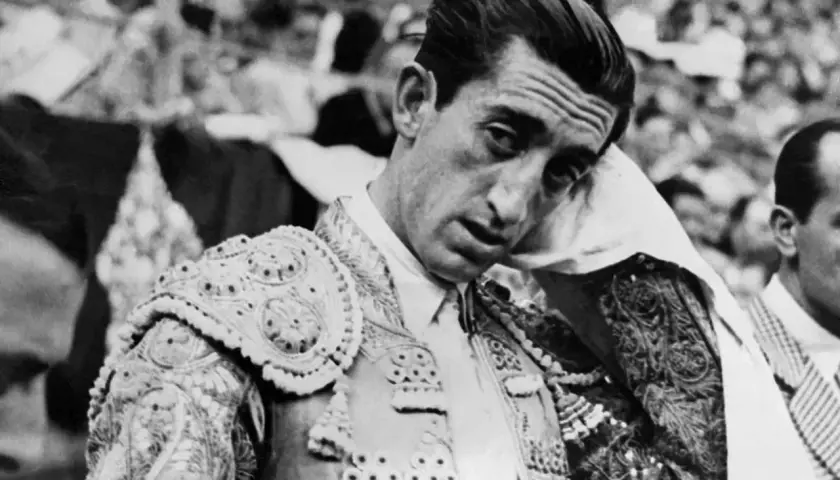 Un torero, parte de los 100 mejores toreros de la historia, se seca el sudor con un pañuelo.