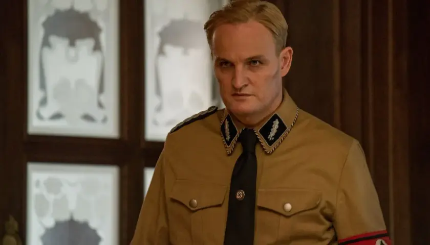 L'uomo dal cuore di ferro, con la sua uniforme e lo sguardo severo, mostra il suo destino.