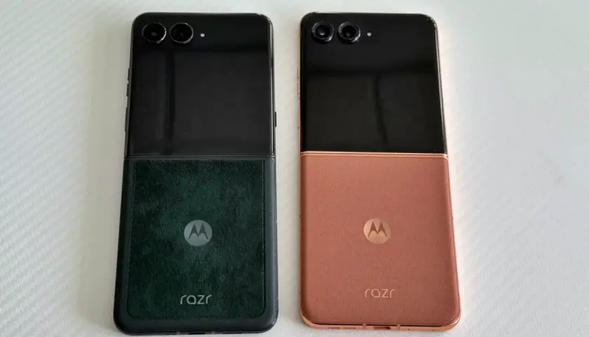 Dwa składane telefony Motorola RAZR w kolorach czarnym i miedzianym. Producent Motorola oferuje stylowe urządzenia.