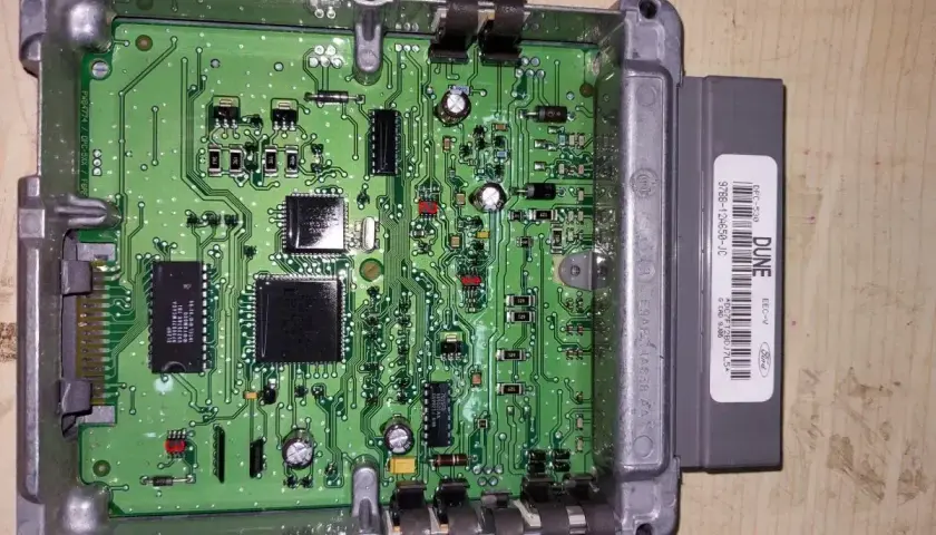 Elektronika samochodu Ford z widocznym modułem EEC-V, który może zawierać funkcje immobilizera.