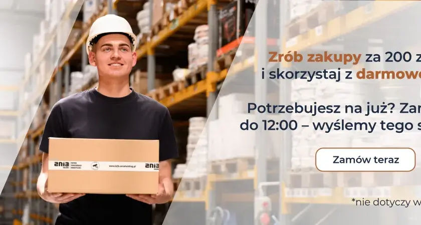 Pracownik z kartonem w hurtowni elektrycznej B2B Ania Holding. Zamów do 12:00, a wyślemy tego samego dnia!