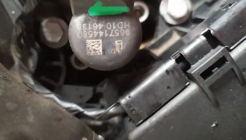 Komunikat usterka silnika w Ford Mondeo MK4, brak mocy. Widoczny wtryskiwacz z numerem 9657144580.