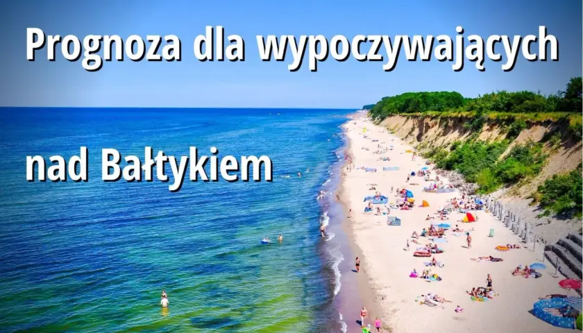 Słoneczna plaża nad Bałtykiem pełna wypoczywających ludzi. Idealna pogoda nad morzem zachęca do kąpieli i opalania.