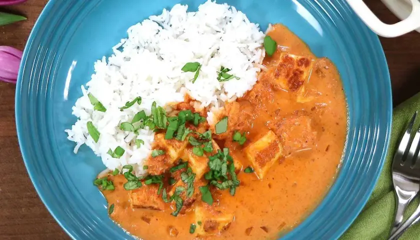 En krämig curry med halloumi och ris, toppad med färska örter. En härlig vegetarisk rätt som smakar sommar.