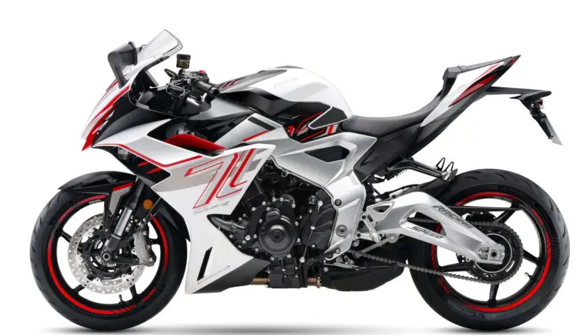 Moto sportiva bianca e rossa, perfetta per chi cerca consigli su come scegliere casco moto.