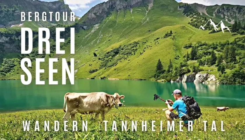 Bergwanderung zur drei Seen Tour im Tannheimer Tal. Ein Wanderer mit Rucksack und Stöcken kniet am Ufer eines smaragdgrünen Sees.