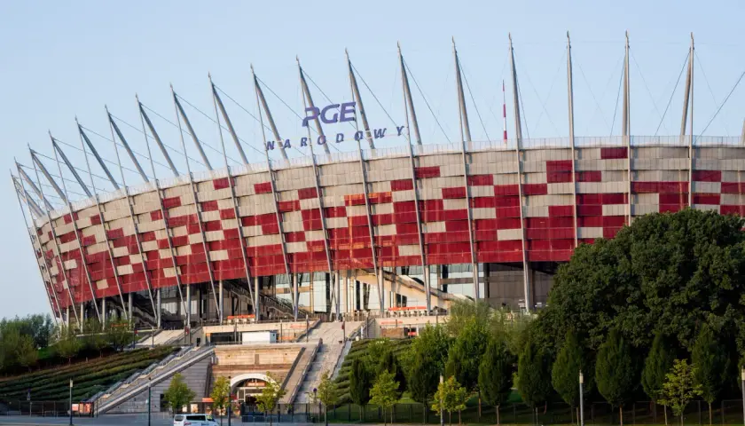 PGE Narodowy, największy stadion w Polsce, z charakterystyczną biało-czerwoną fasadą i stalowymi masztami.