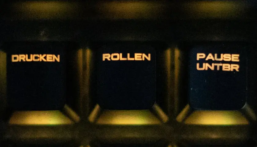 Tasten "Drucken", "Rollen" und "Pause/Unterbr" mit orangefarbener Beleuchtung. Der Scroll Lock-Modus ist hier nicht sichtbar.