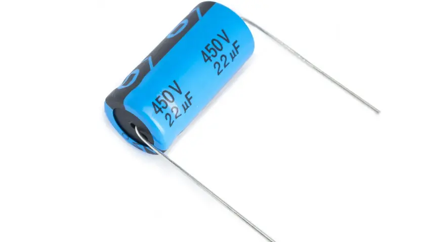 Niebieski kondensator elektrolityczny 450V 22 µF z dwoma metalowymi wyprowadzeniami, gotowy do pracy w obwodzie.