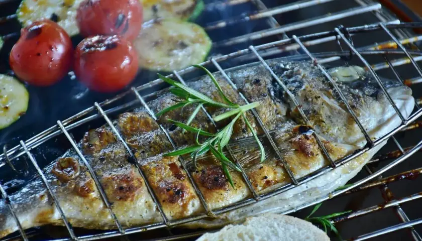 Dorade grillée avec tomates et courgettes. Le temps de cuisson barbecue est parfait pour ce poisson savoureux.