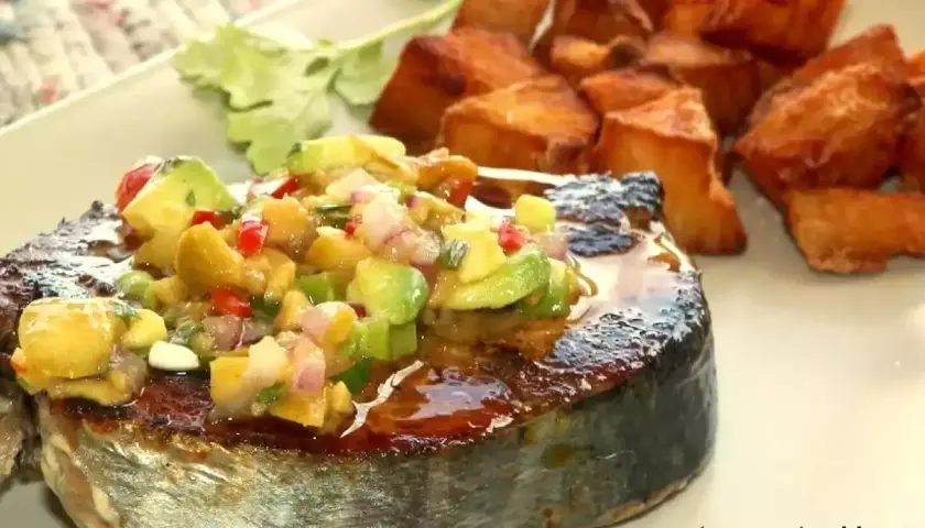Bonito a la plancha con vinagreta de vegetales y unas bonito rodajas de patatas fritas.